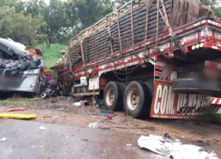 Acidente entre ônibus que saiu de Salvador e carreta deixa 11 pessoas mortas e 17  feridas em  MG
