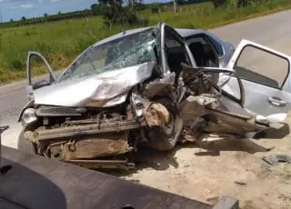 Acidente envolvendo 03 carros na BA 698 que liga a BR 101 a Mucuri deixou várias pessoas feridas