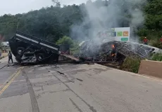 22 pessoas morrem  e 13 ficam feridas em acidente  na BR-116 em Teófilo Otoni. Ônibus vinha de São Paulo para Vitória da Conquista/BA