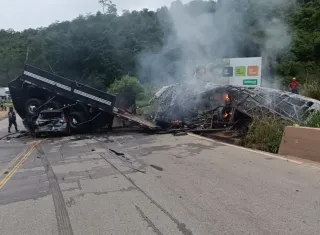 Acidente envolvendo ônibus, carreta e carro de passeio deixa ao menos 20 mortos na BR-116 em Teófilo Otoni. Ônibus vinha de São Paulo para Vitória da Conquista/BA