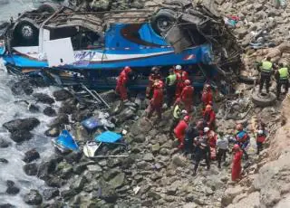 Acidente envolvendo ônibus deixa ao menos 25 mortos e 30 feridos