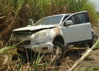 Acidente na BA 290 deixa moradores de Medeiros Neto presos às ferragens