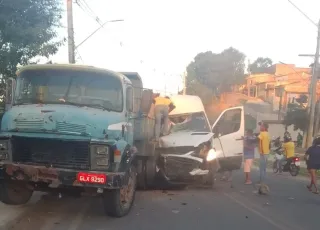 Acidente na BA-489 em Itamaraju deixa feridos e causa congestionamento