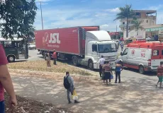Acidente na BR-101: Ciclista fica em estado grave após colisão com caminhão da JSL m Teixeira de Freitas