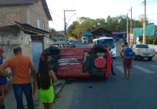Acidente na Perimetral: carro capota próximo a posto de combustível em Itamaraju