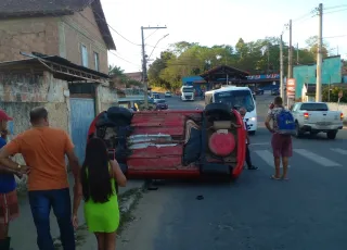Acidente na Perimetral: carro capota próximo a posto de combustível em Itamaraju