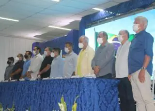 ACM Neto é recepcionado pelo prefeito Marcelo Angênica e lideranças políticas em Itamaraju