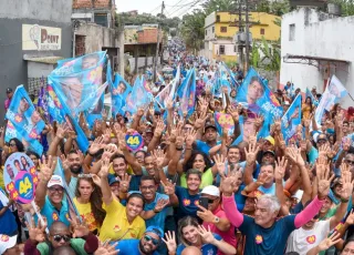ACM Neto reúne multidão em caminhada em Plataforma: “Eu me preparei para ganhar essa eleição”