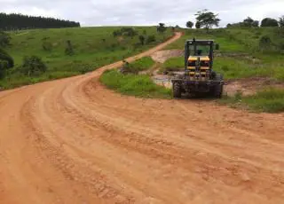 Ações do Governo Municipal melhoram estradas vicinais de Teixeira de Freitas