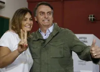 Acompanhado de agentes da PF e da mulher, Bolsonaro votou no Rio