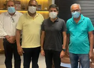 Acompanhados de Sandro Régis, o prefeito  Robertinho de Mucuri e seu vice Vanderlei, participam de reunião com ACM Neto