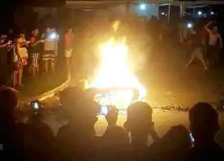 Acusado de matar namorada é linchado e queimado na porta da delegacia por moradores revoltados