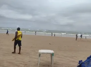 Adolescente de 17 anos morre afogado na praia de Piatã, em Salvador