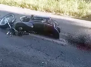 Adolescente de 17 anos morre após colisão frontal entre motocicleta e dois carros na BA-290, em Alcobaça