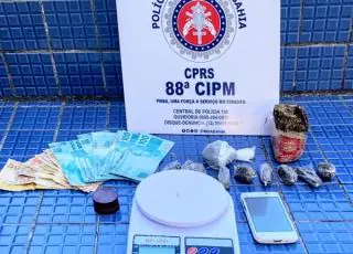 Adolescente é flagrado vendendo drogas em Cumuruxatiba