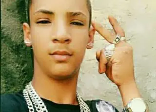Adolescente é executado com mais de 10 tiros na calçada de casa
