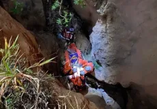 Adolescente é resgatado após cair em cratera de aproximadamente 9 metros, em Teixeira de Freitas