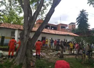 Muro de escola desaba e atinge pai e filho em Itabuna. Adolescente morreu no local