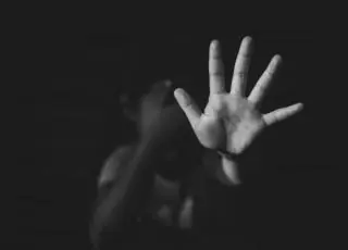 Adolescentes são suspeitos de estuprar menino de 7 anos em banheiro de escola