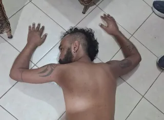 Agressor com mandado de prisão é capturado por manter mulher em cárcere privado em Porto Seguro