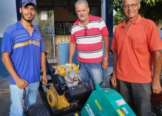 Agricultura: prefeito Beto Pinto entrega máquina forrageira para comunidade dos Taiobeiras