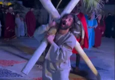 Alcobaça revive emoção e fé em encenação da Paixão de Cristo