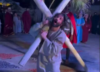 Alcobaça revive emoção e fé em encenação da Paixão de Cristo