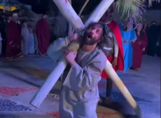 Alcobaça revive emoção e fé em encenação da Paixão de Cristo