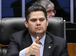 Alcolumbre destrava PEC do fim da 6x1 após conversas com Lula