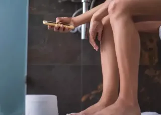 Alerta médico: por que você nunca deve levar o celular para o vaso sanitário  