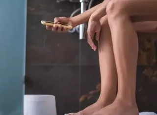 Alerta médico: por que você nunca deve levar o celular para o vaso sanitário  