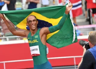 Alison dos Santos, o Piu, é campeão mundial dos 400m com barreira