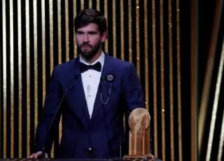 Alisson é eleito o melhor goleiro do mundo no Bola de Ouro