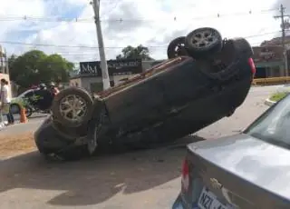 Alta velocidade – Motorista perde controle da direção e capota na rotatória do Pioneiro