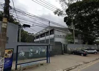 Aluno de 11 anos é agredido por mais de 15 garotos em banheiro de escola 