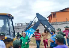 Alunos aprendem na prática a operar retroescavadeira durante capacitação em Prado