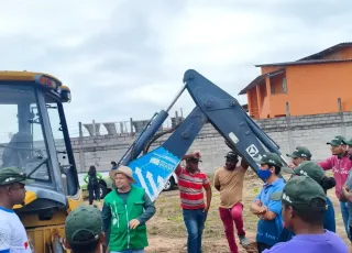 Alunos aprendem na prática a operar retroescavadeira durante capacitação em Prado