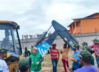 Alunos aprendem na prática a operar retroescavadeira durante capacitação em Prado