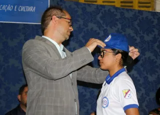 Alunos  da Escola Municipal Gessé Inácio do Nascimento são contemplados com uniformes escolares distribuídos pela Prefeitura de Teixeira de Freitas