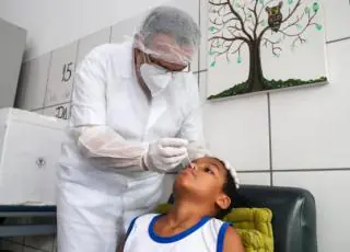 Alunos de escolas municipais passam por testagem de Covid-19 em Teixeira de Freitas