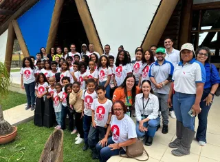 Alunos do Instituto Tambor de Raiz conhecem instalações da Suzano, em Mucuri