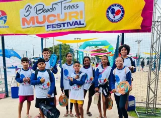 Alunos do projeto "Pegue essa Bola, Beach Tennis na Escola" brilham no 3º Beach Tennis Mucuri Festival