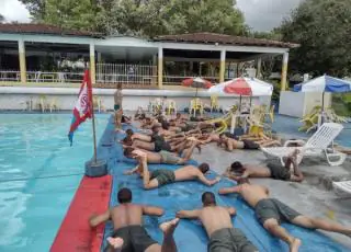 Alunos do Tiro de Guerra de Itamaraju participam de instrução de natação militar
