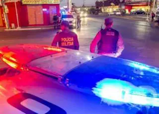 Amantes são flagrados transando em carro com criança de 9 meses dentro