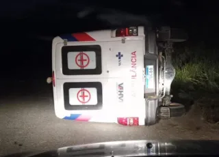 Ambulância da Prefeitura de Jucuruçu tomba em rodovia entre Bahia e Minas Gerais