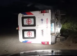 Ambulância da Prefeitura de Jucuruçu tomba em rodovia entre Bahia e Minas Gerais