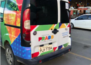 Ambulância do Prado é flagrada em frente a um supermercado em Teixeira de Freitas