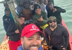 Amigos salvam pescadores à deriva após embarcação naufragar em Guaratiba.