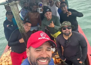 Amigos salvam pescadores à deriva após embarcação naufragar em Guaratiba.