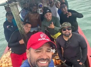 Amigos salvam pescadores à deriva após embarcação naufragar em Guaratiba.